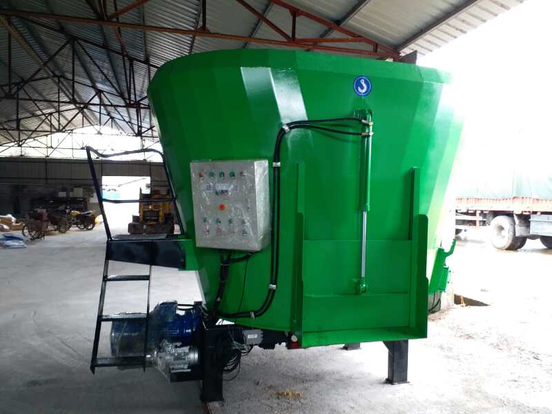 內(nèi)蒙古某公司購(gòu)買牽引式TMR攪拌機(jī) 內(nèi)蒙古某公司購(gòu)買牽引式TMR攪拌機(jī)